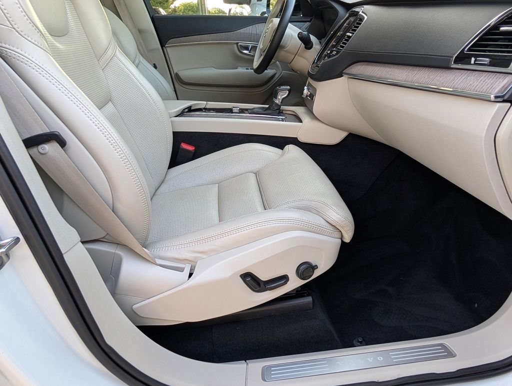 Used 2022 White Volvo T6 Inscription 6 Passenger image 26