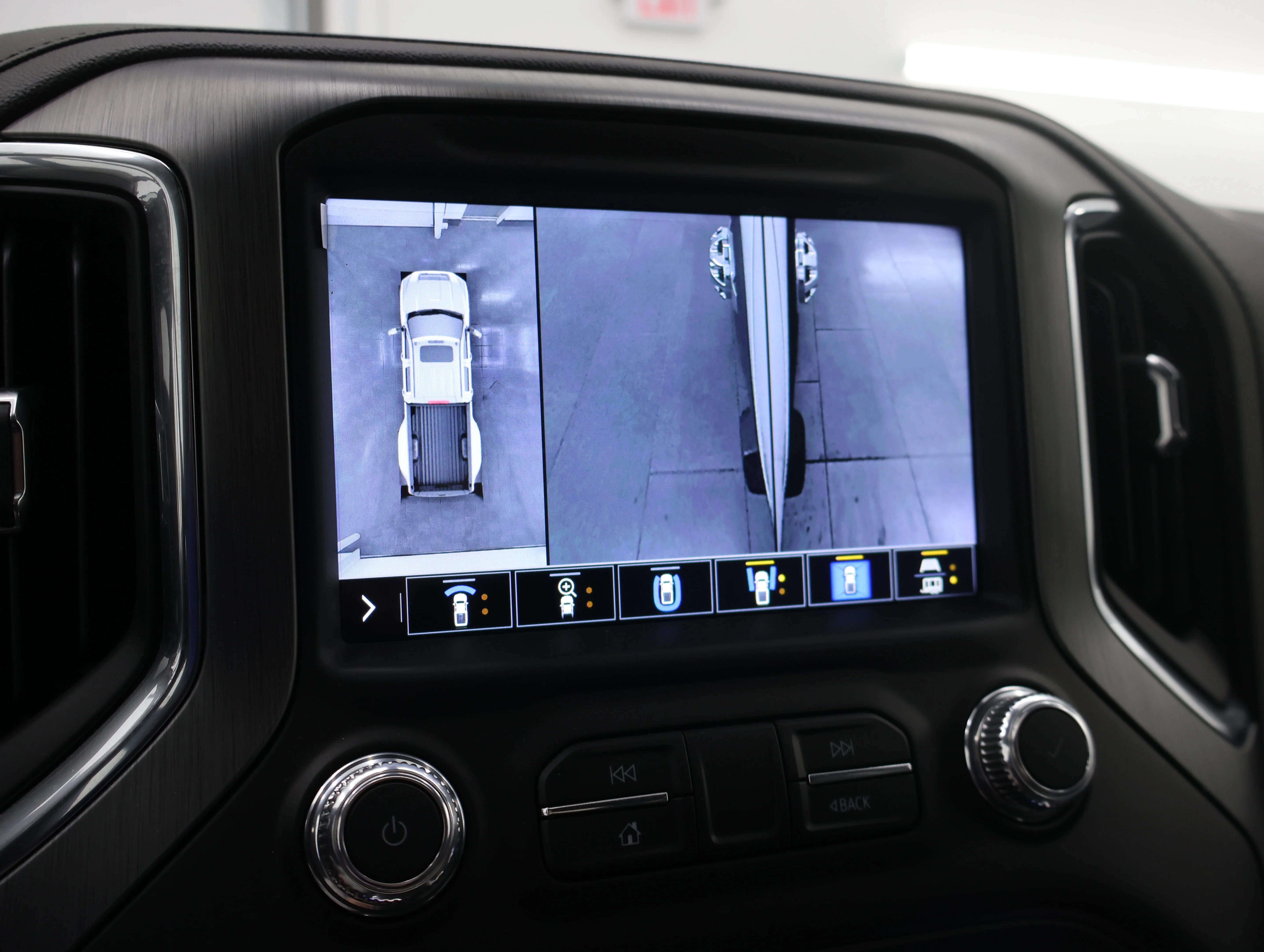 Used 2022 White Frost Tricoat GMC Denali image 23