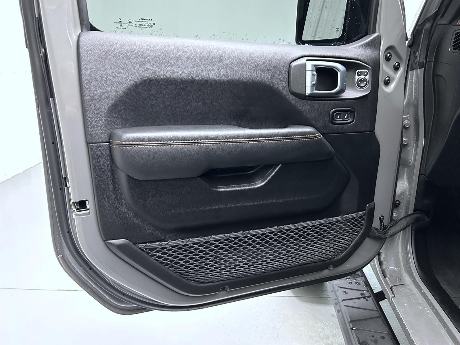 Used 2023 Gray Jeep Mojave image 9