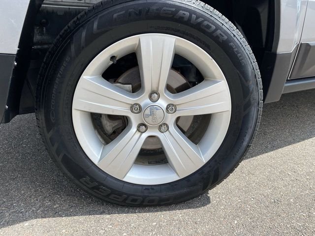 Used 2016 Silver Jeep Latitude image 10