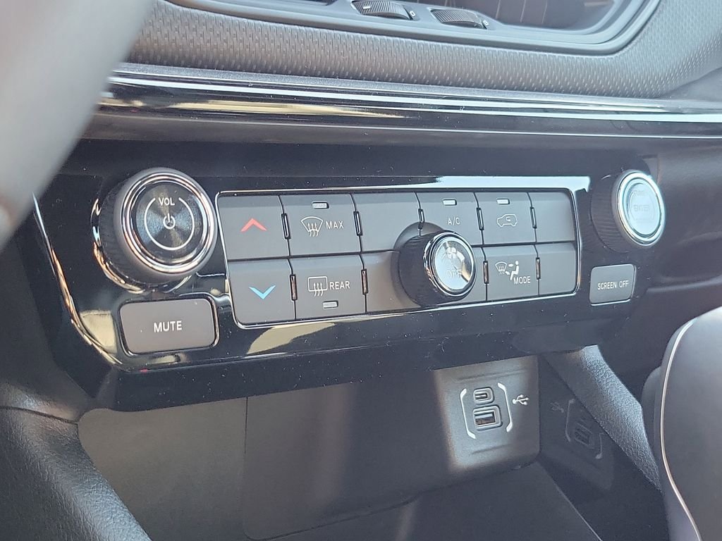 New 2026 Hydro Blue Pearlcoat Jeep Latitude image 29