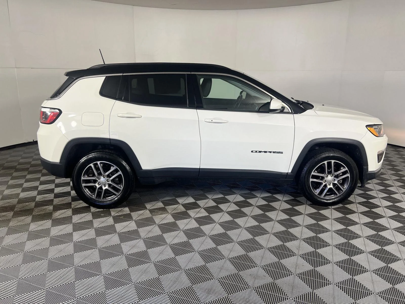 Used 2020 White Clearcoat Jeep Latitude image 10