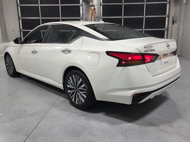 Used 2025 White Nissan 2.5 SV image 9