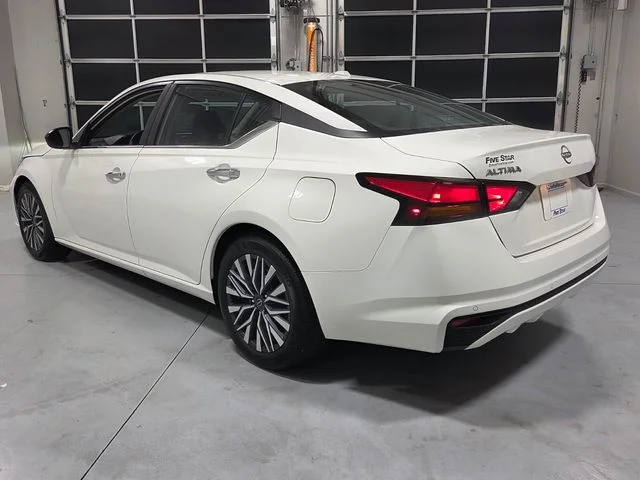 Used 2025 White Nissan 2.5 SV image 9