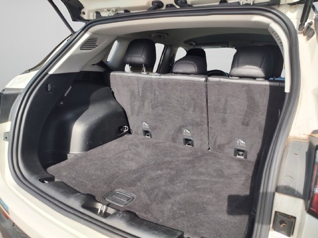 Used 2018 White Jeep Latitude image 30