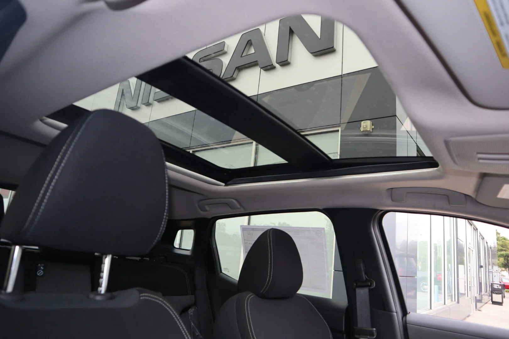 New 2026 Aspen White Tricoat/Super Black Nissan SV image 25
