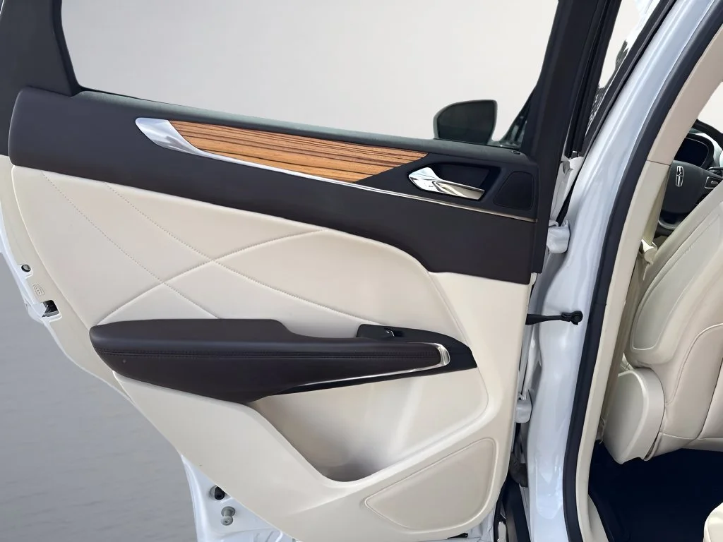 Used 2015 White Lincoln Base image 28