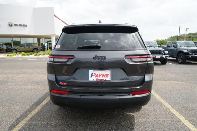 Used 2025  Jeep Laredo X image 6