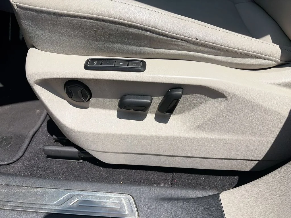 Used 2019 Pure White Volkswagen SEL image 17