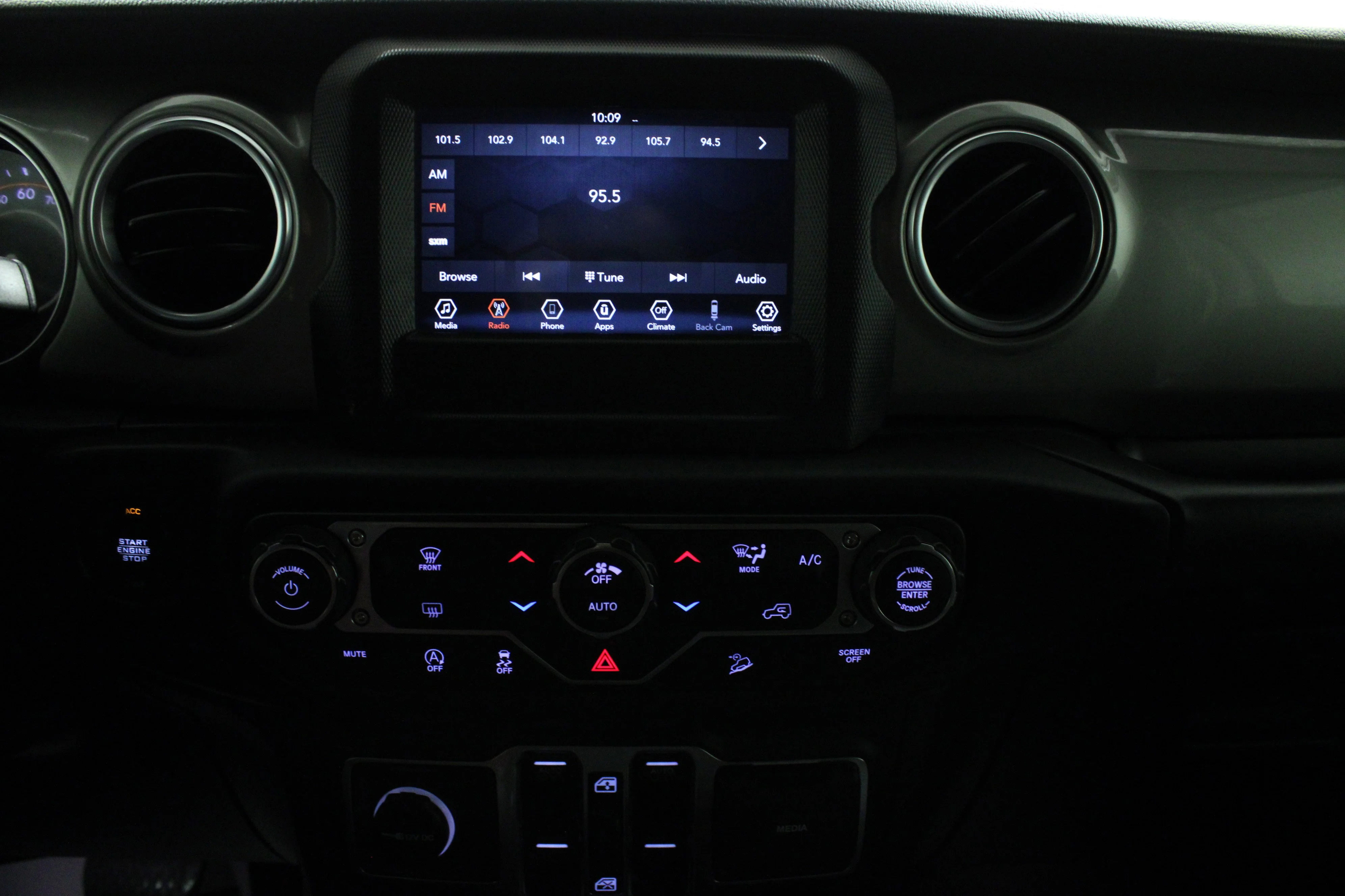 Used 2019 Bright White Clearcoat Jeep Sahara image 22