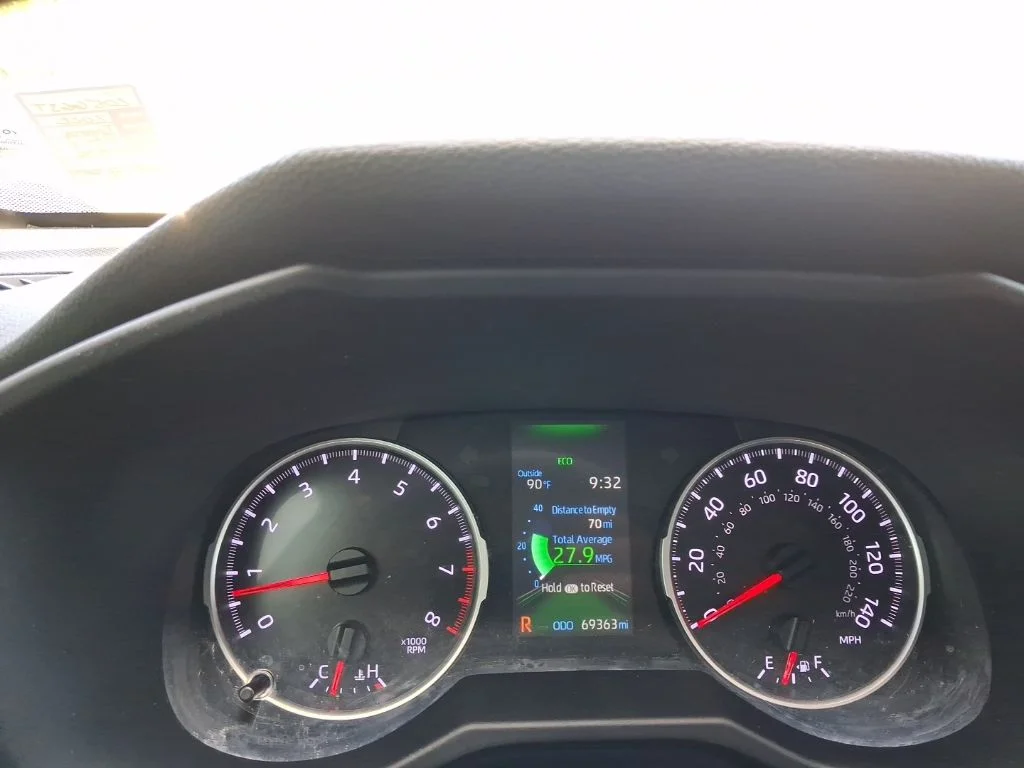 Used 2022 White Toyota LE image 29