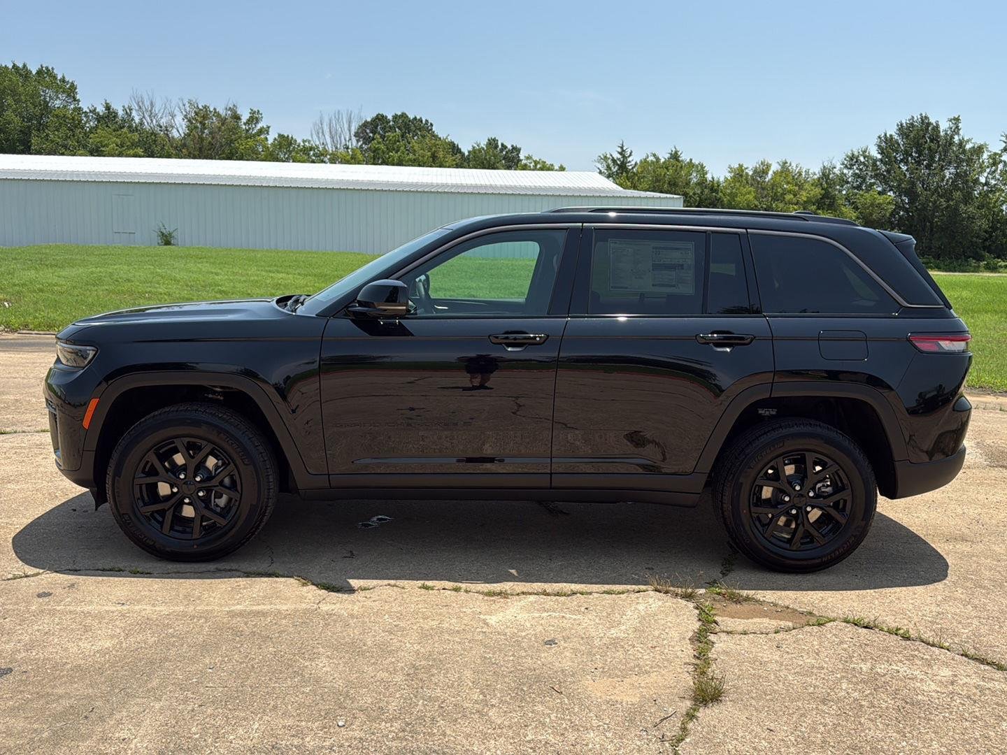New 2026 Diamond Black Crystal Pearl-Coat Exterior Paint Jeep Laredo Altitude image 4