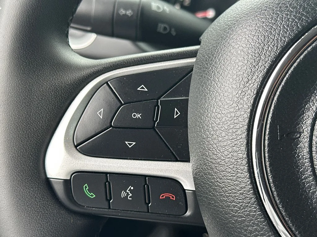 Used 2019 White Jeep Latitude image 24