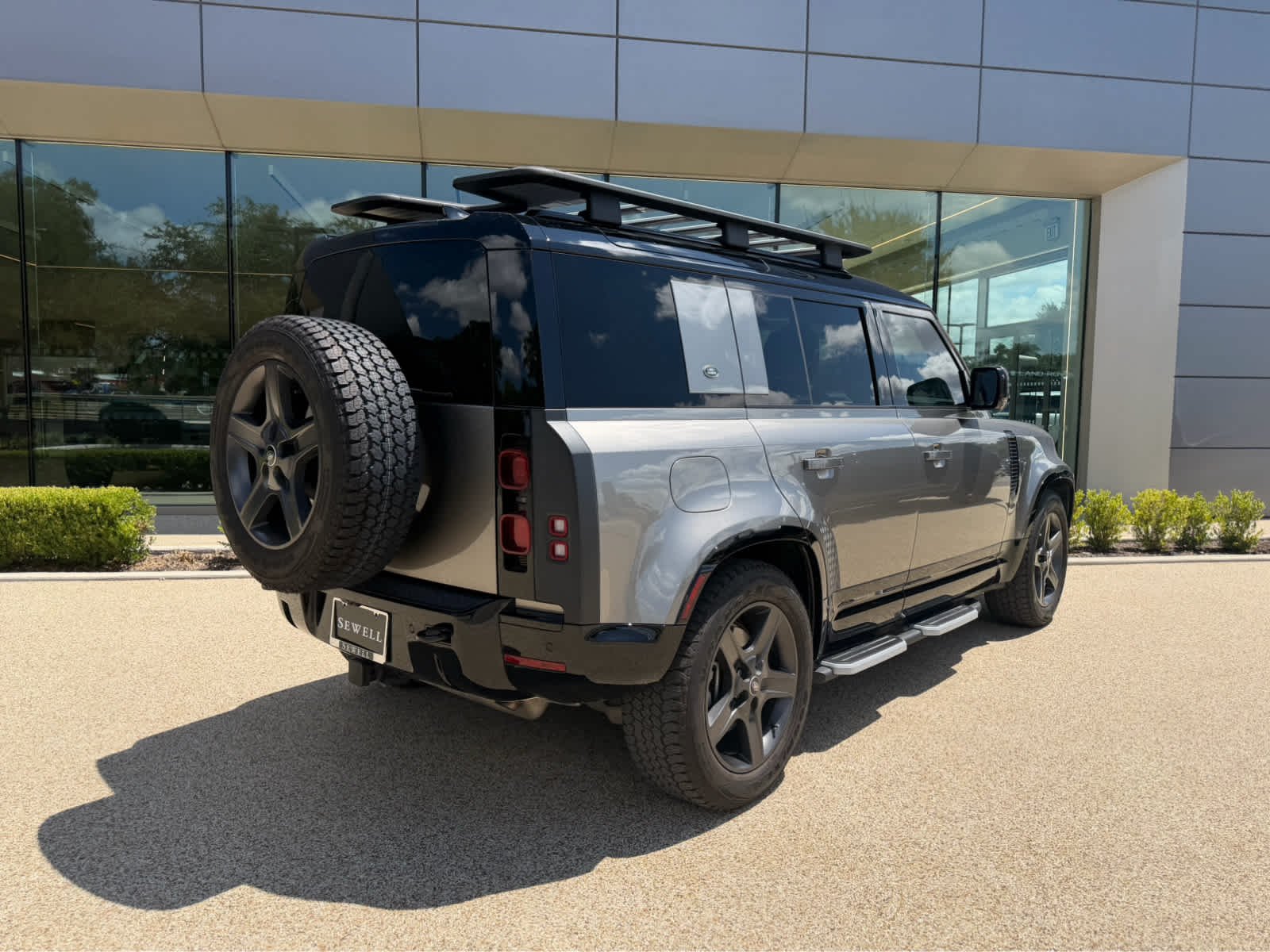 Certified Used 2024 Silicon Silver Premium Metallic Land Rover X-Dynamic SE image 6