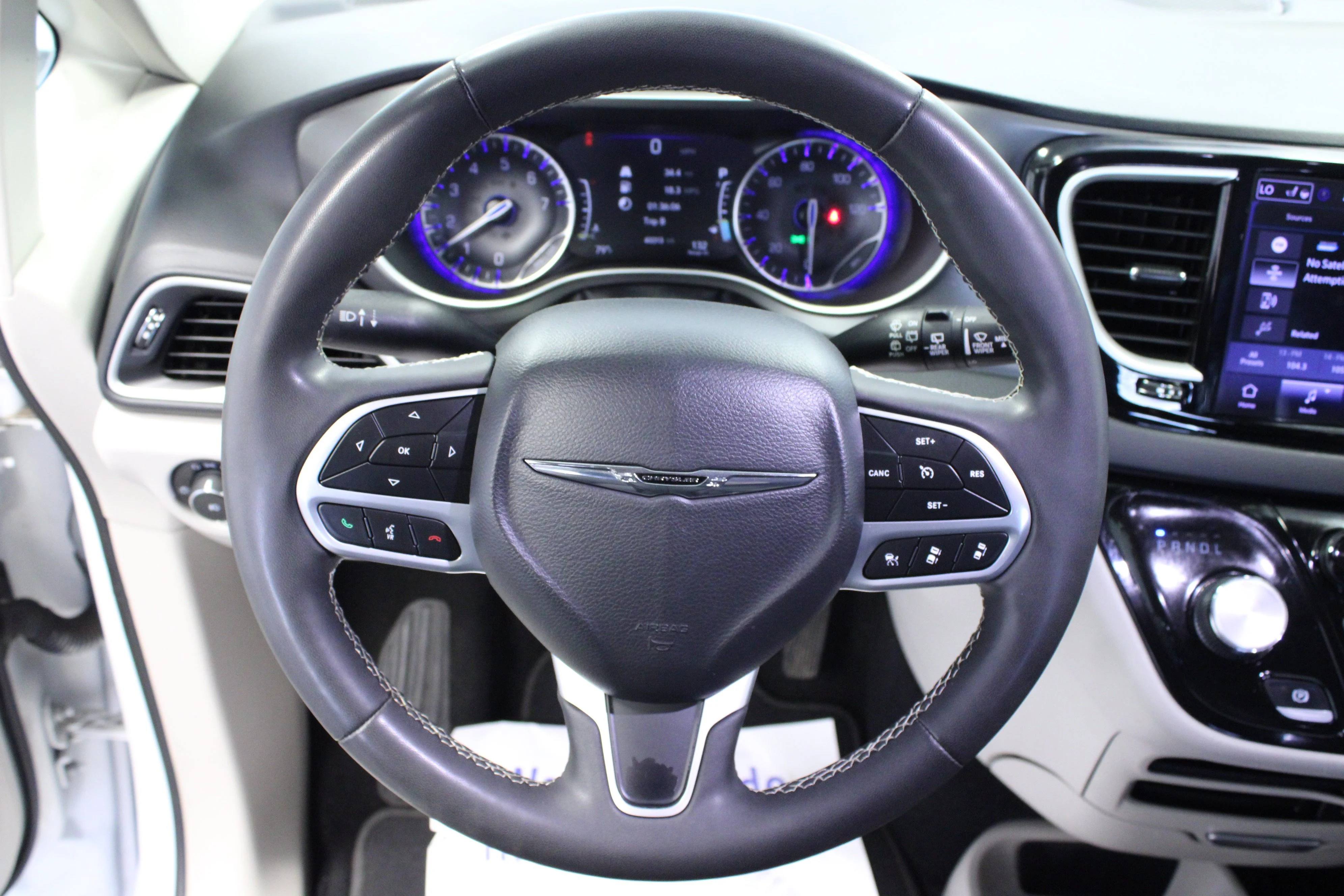 Used 2022 Bright White Clearcoat Chrysler Touring L image 18
