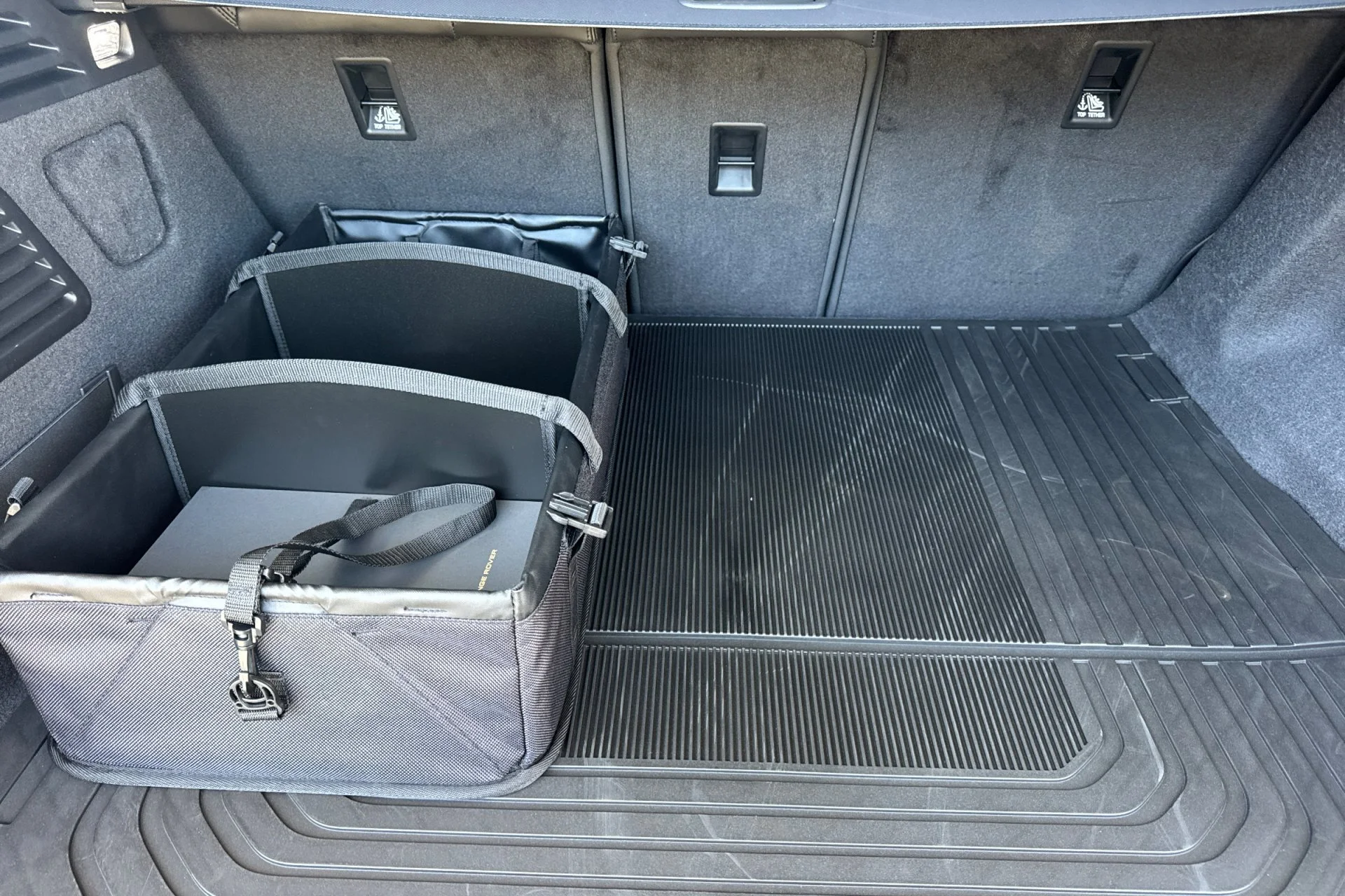 New 2026 Carpathian Grey Land Rover Dynamic SE image 17