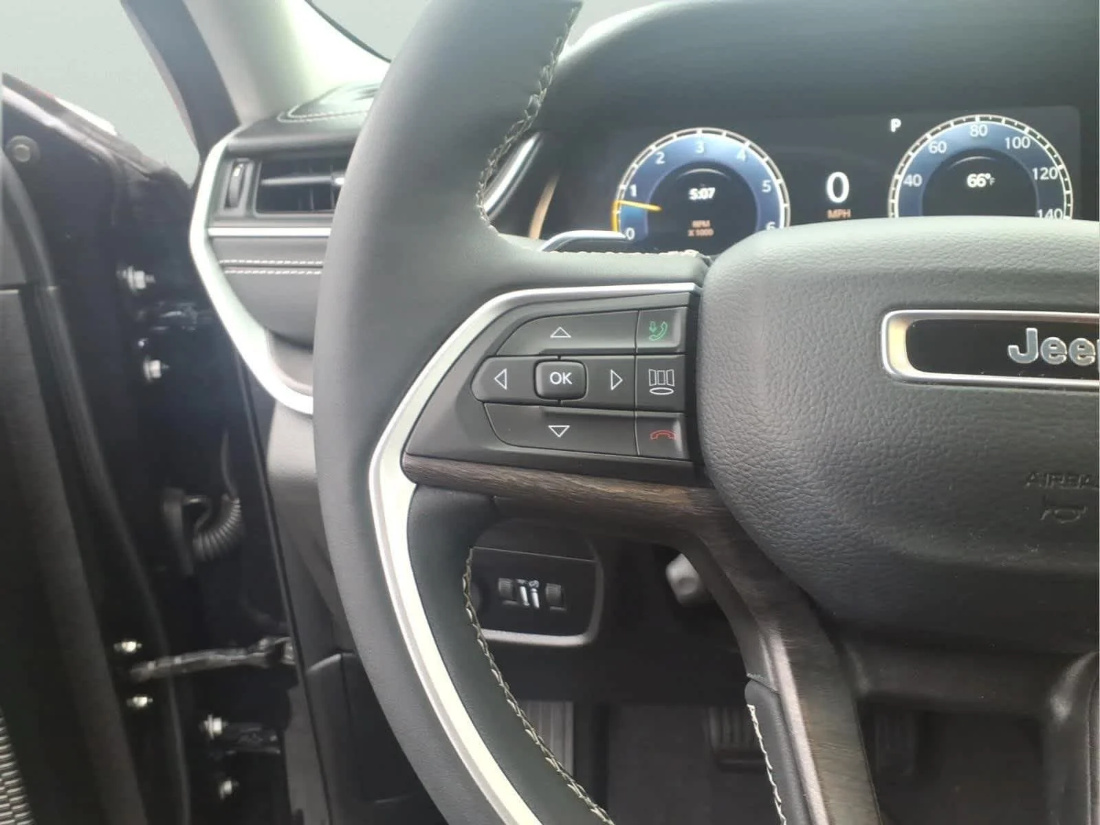 Used 2023 Midnight Sky Jeep Limited image 27