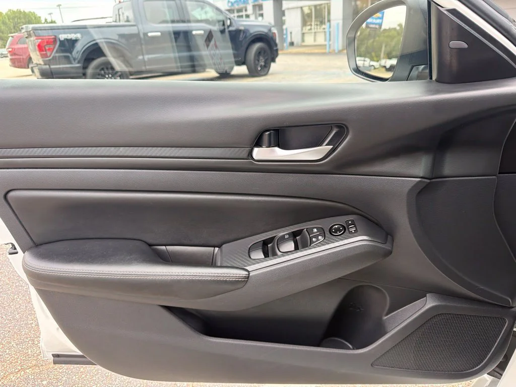 Used 2025 White Nissan SV image 9