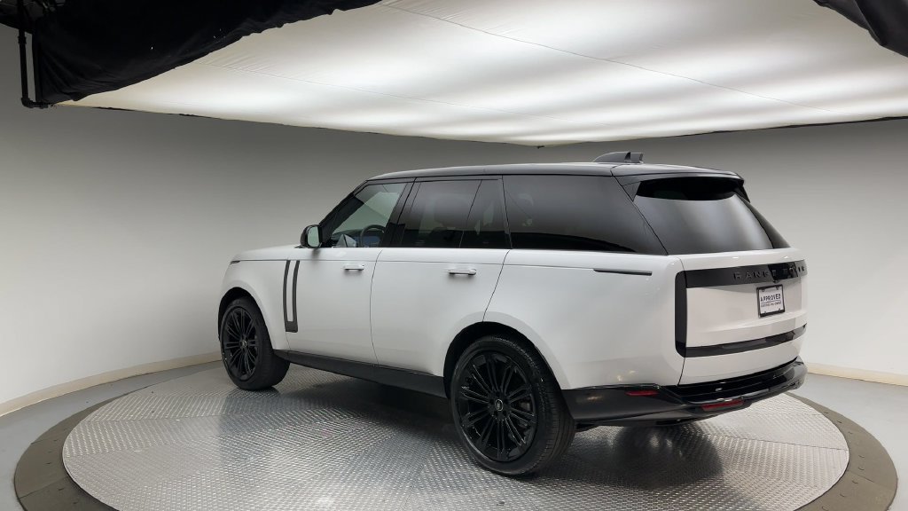 Used 2025  Land Rover SE image 4