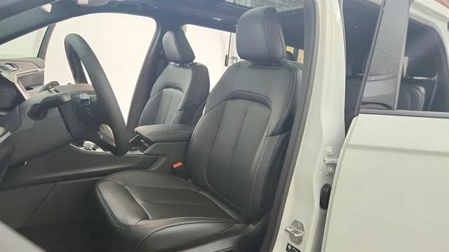 New 2026 Bright White Clear-Coat Exterior Paint Jeep Limited image 17