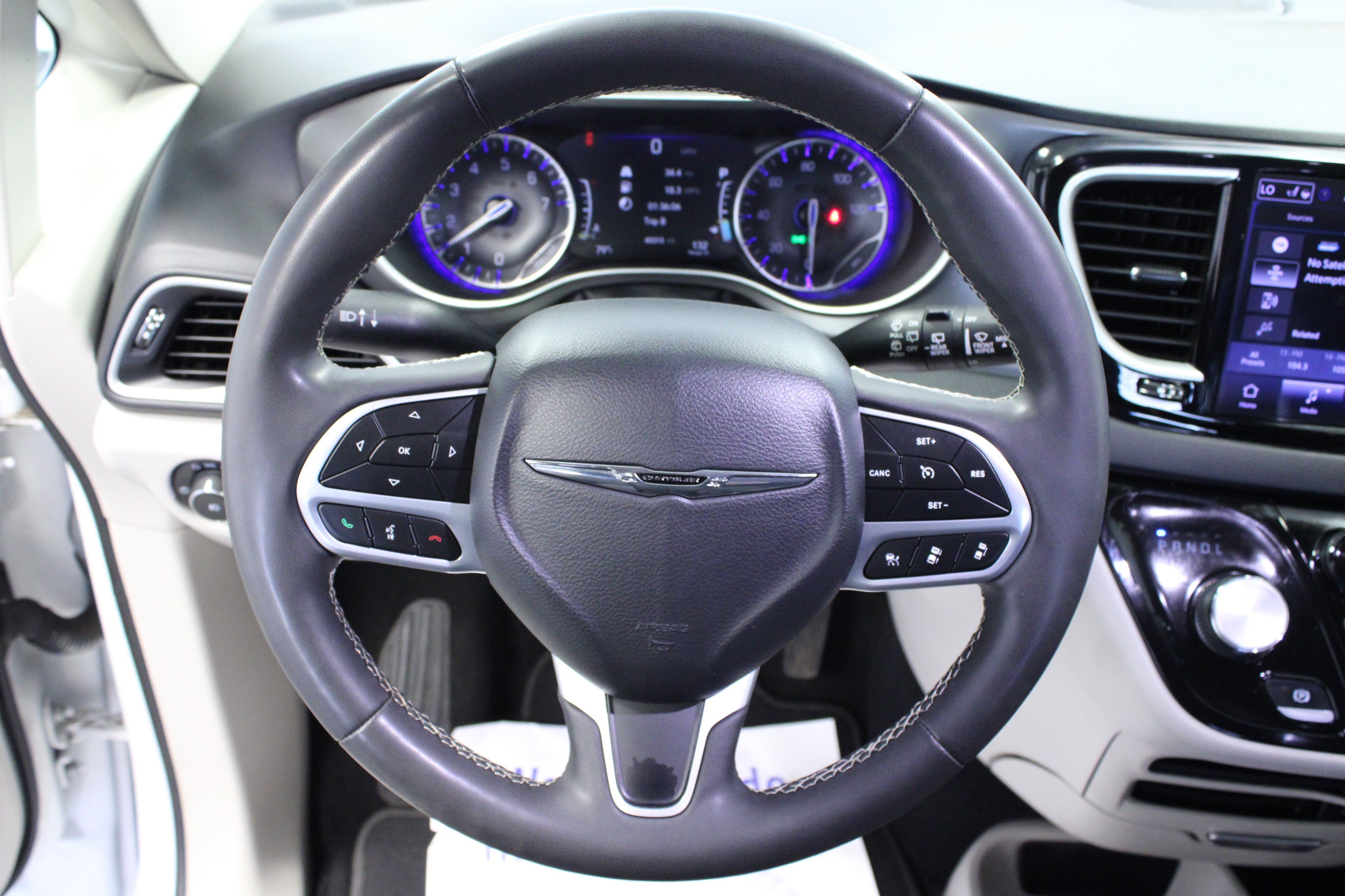Used 2022 Bright White Clearcoat Chrysler Touring L image 18