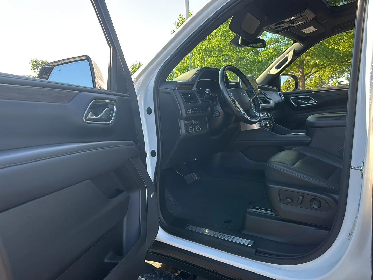 Used 2023 Summit White Chevrolet Z71 image 2