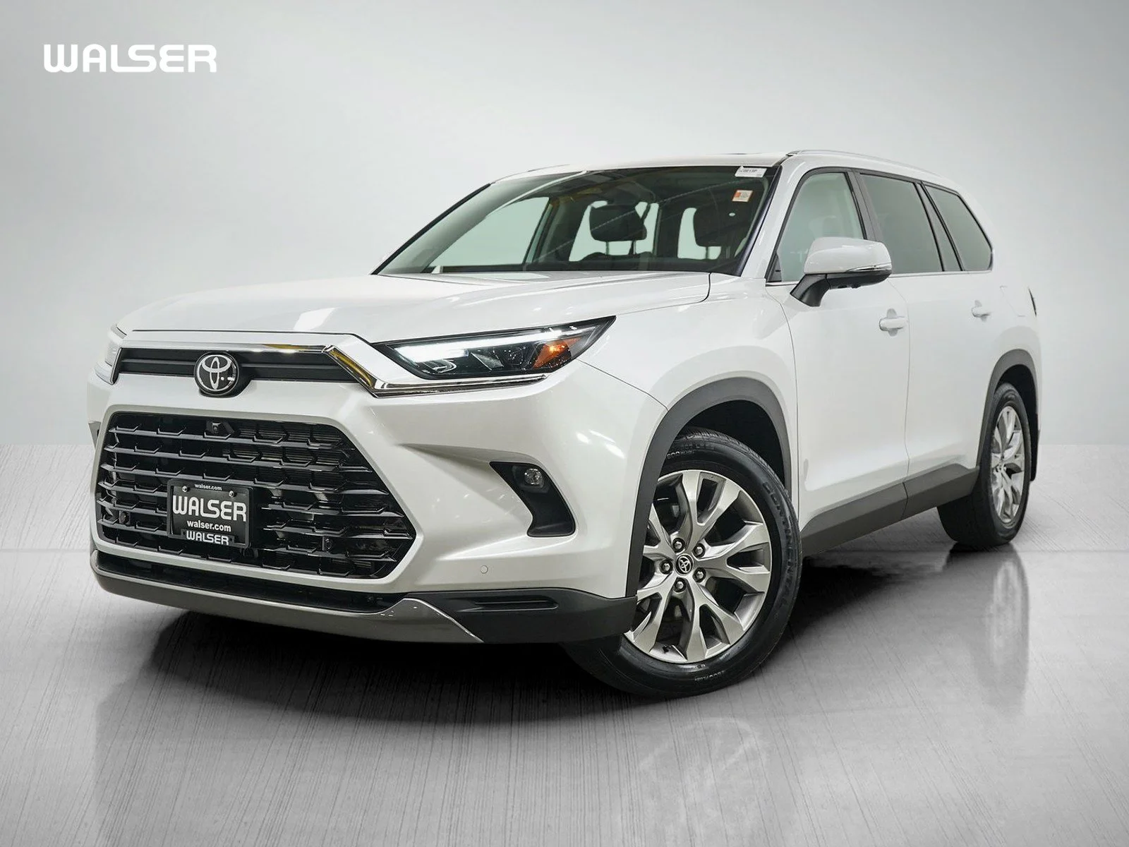 Used 2025  Toyota XLE image 1
