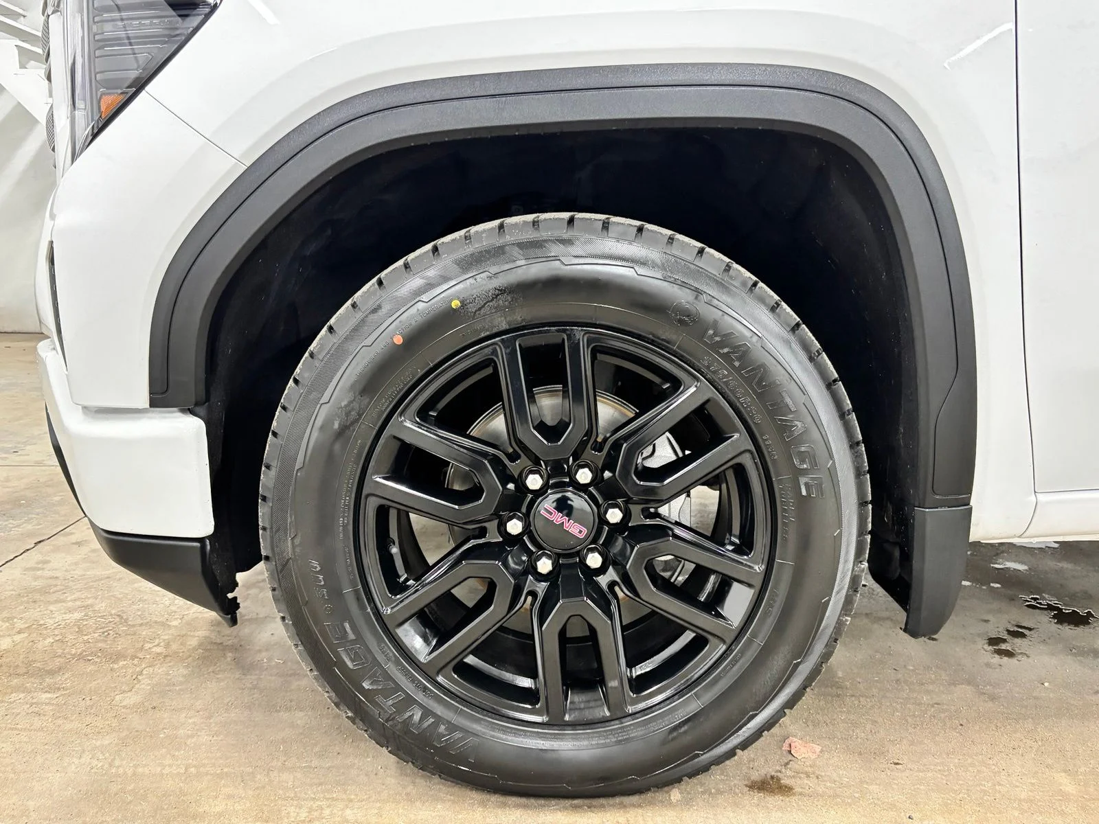 Used 2023 White GMC Elevation image 9