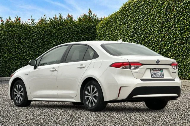 Used 2020 White Toyota LE image 5
