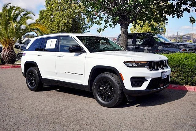 Used 2023 White Jeep Laredo image 5