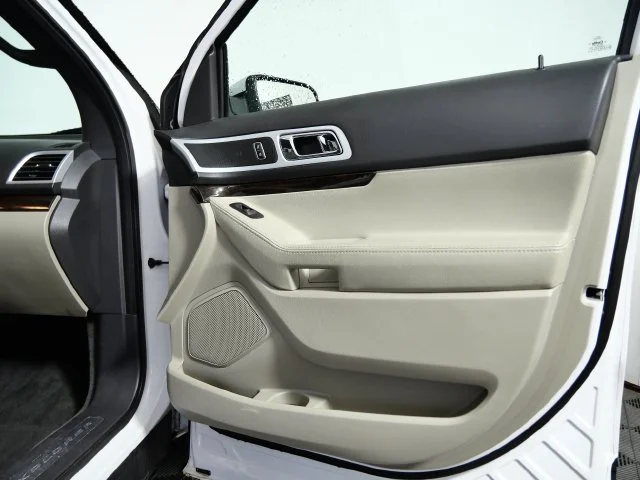 Used 2011 White Ford Limited image 10