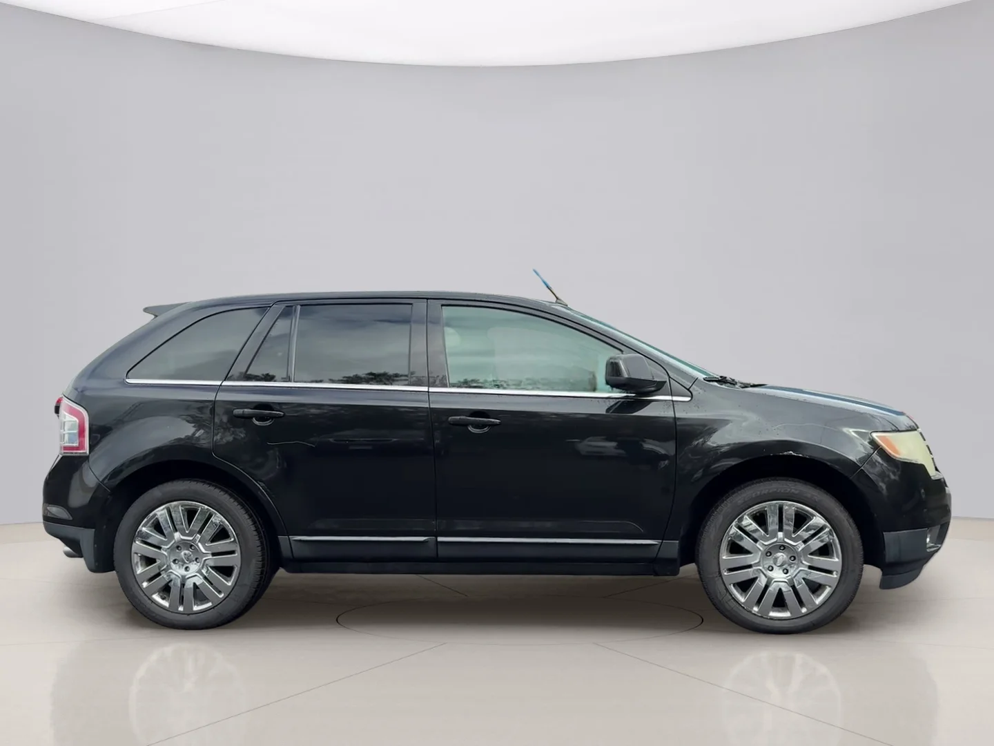 Used 2010 Black Ford LIMITED image 4