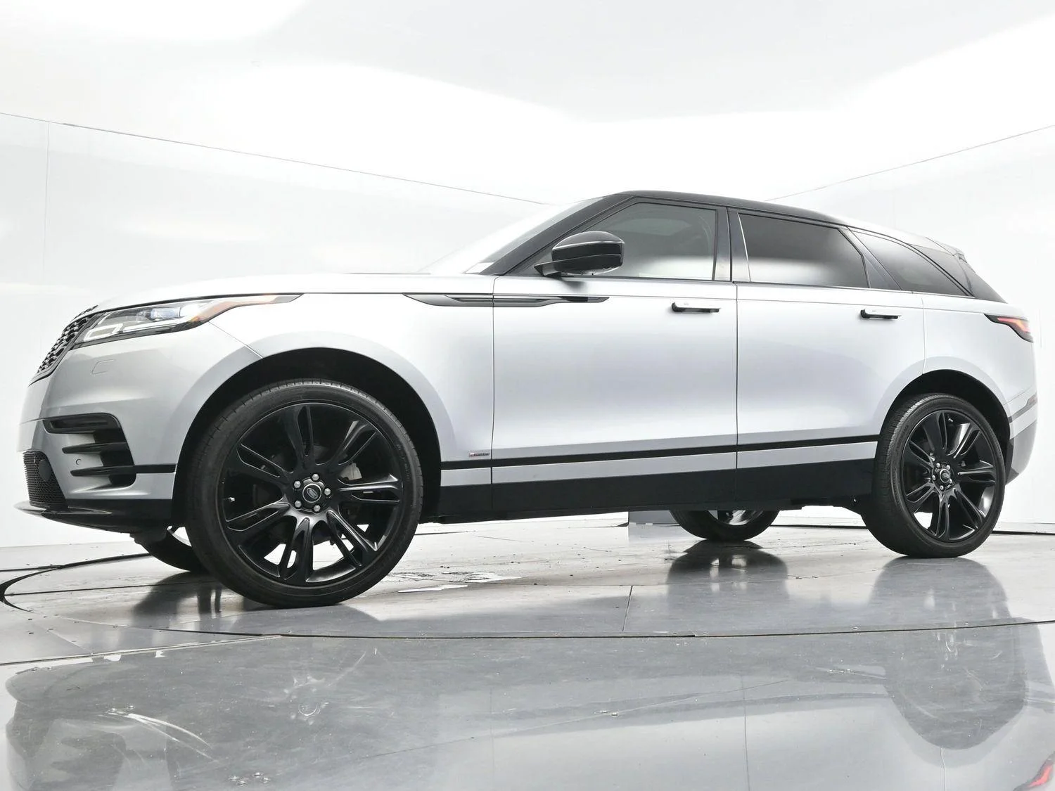 Used 2020 Silicon Silver Premium Metallic Land Rover R-Dynamic S image 45