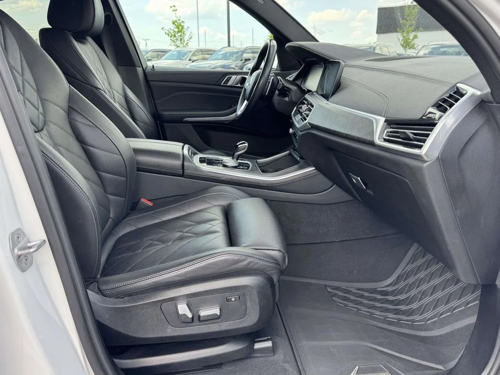 Used 2023 White Metallic BMW xDrive40i image 16