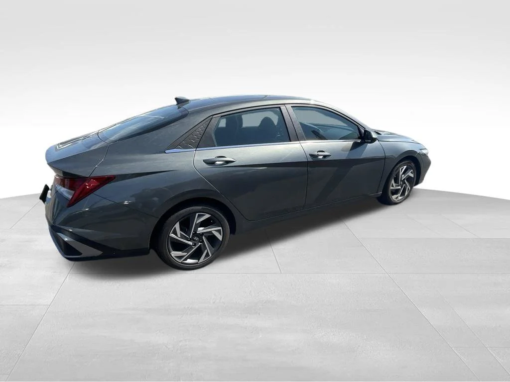Used 2025 Gray Hyundai SEL Convenience image 16