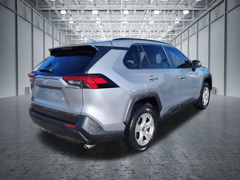 Used 2019 Silver Toyota XLE image 4