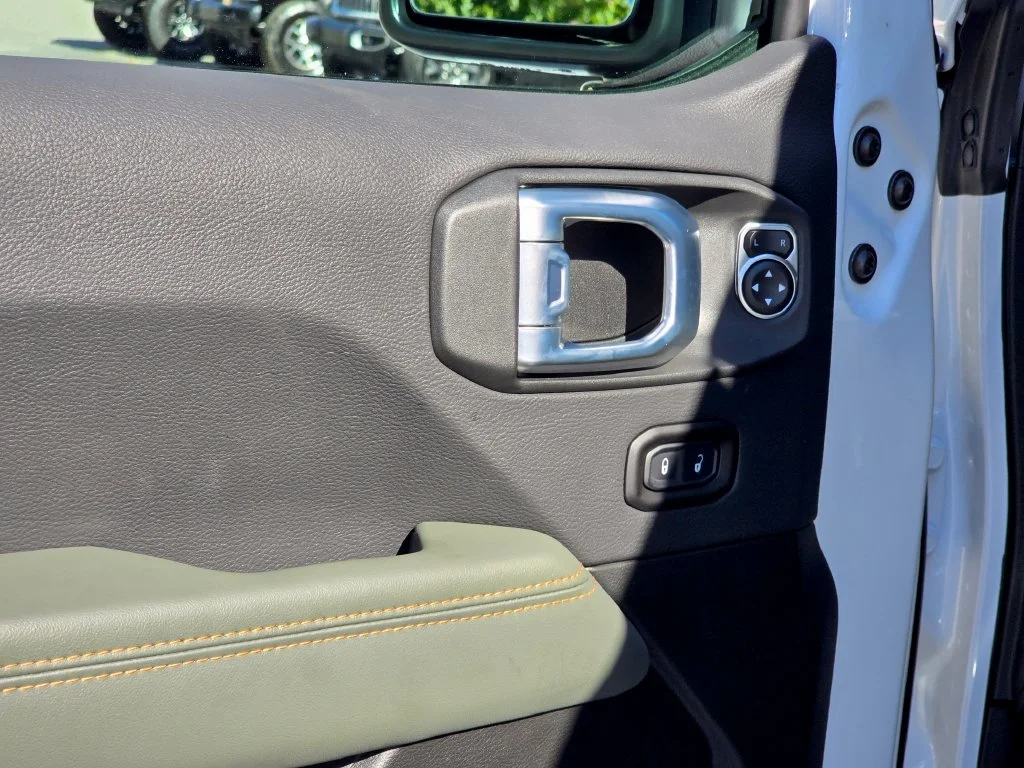 New 2026 White/off-white Jeep Mojave X image 34