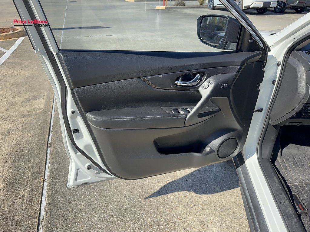 Used 2019 WHITE Nissan SV image 17
