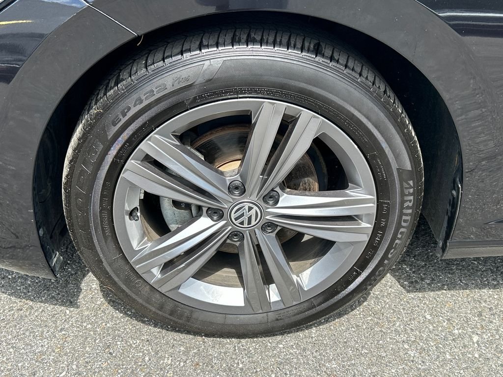 Used 2021 Black Volkswagen R-Line image 8