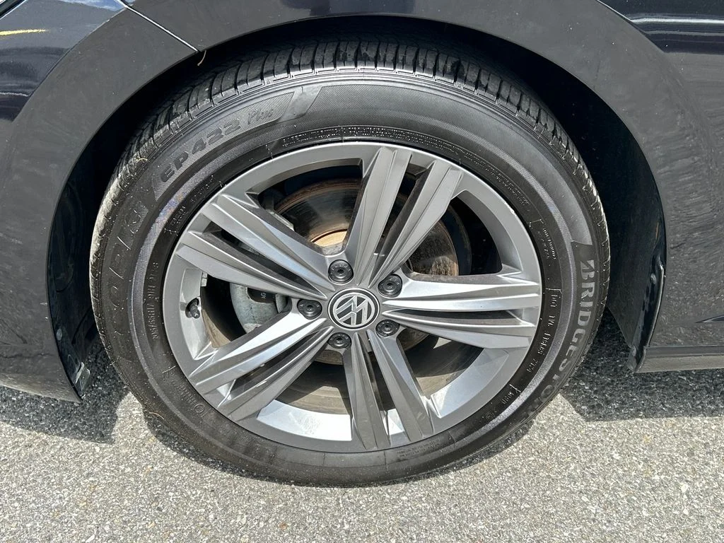 Used 2021 Black Volkswagen R-Line image 8