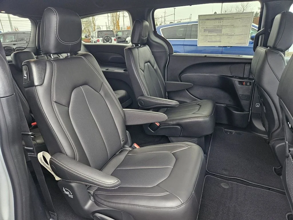 2026 Chrysler Pacifica Select - Photo 34