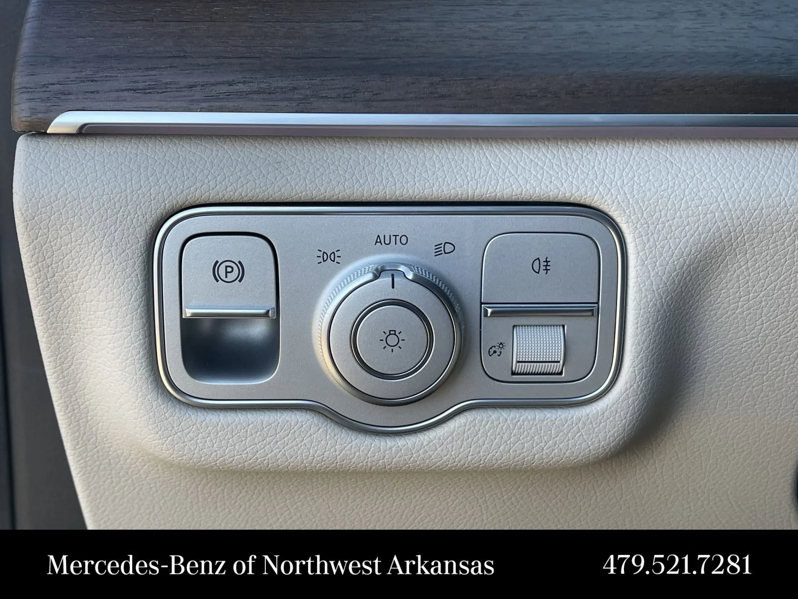 Used 2025  Mercedes-Benz  image 27