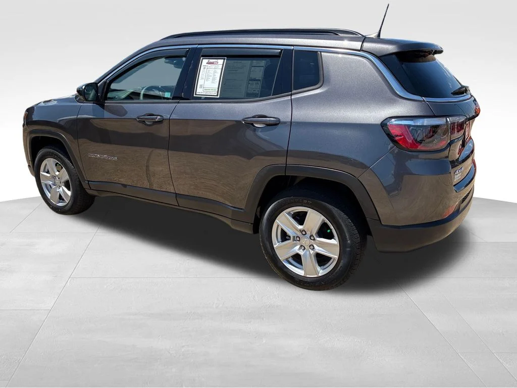 Used 2022 Gray Jeep Latitude image 3