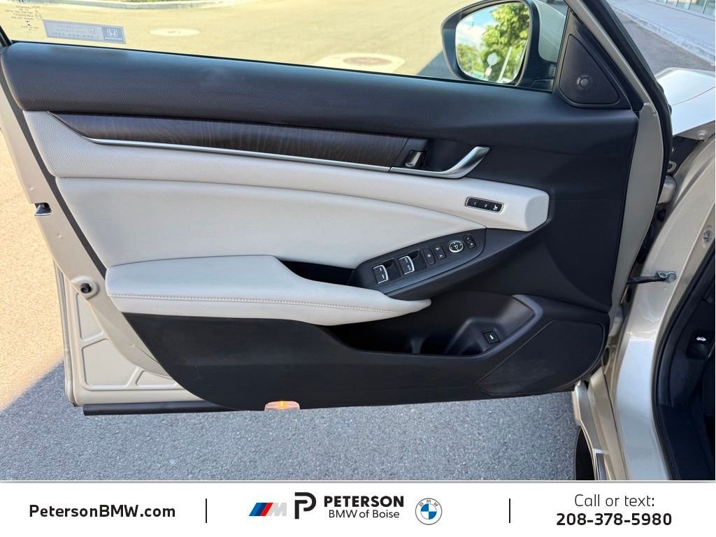 Used 2018  Honda Touring image 12