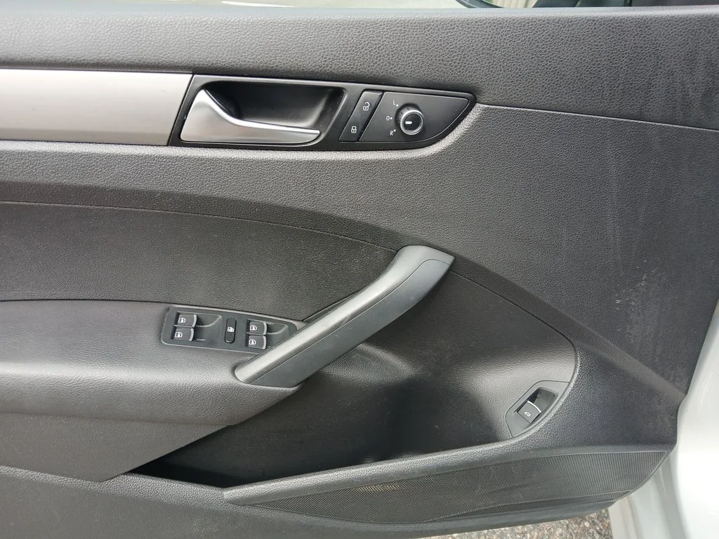 Used 2012 Silver Volkswagen 2.5 S image 11