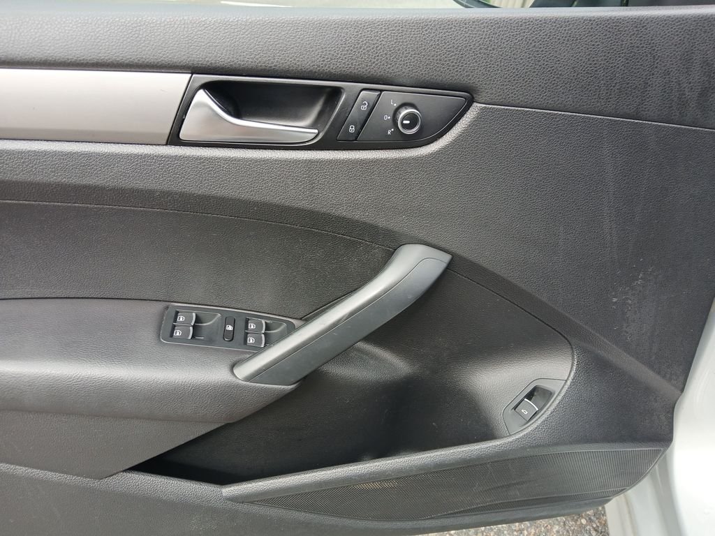 Used 2012 Silver Volkswagen 2.5 S image 11