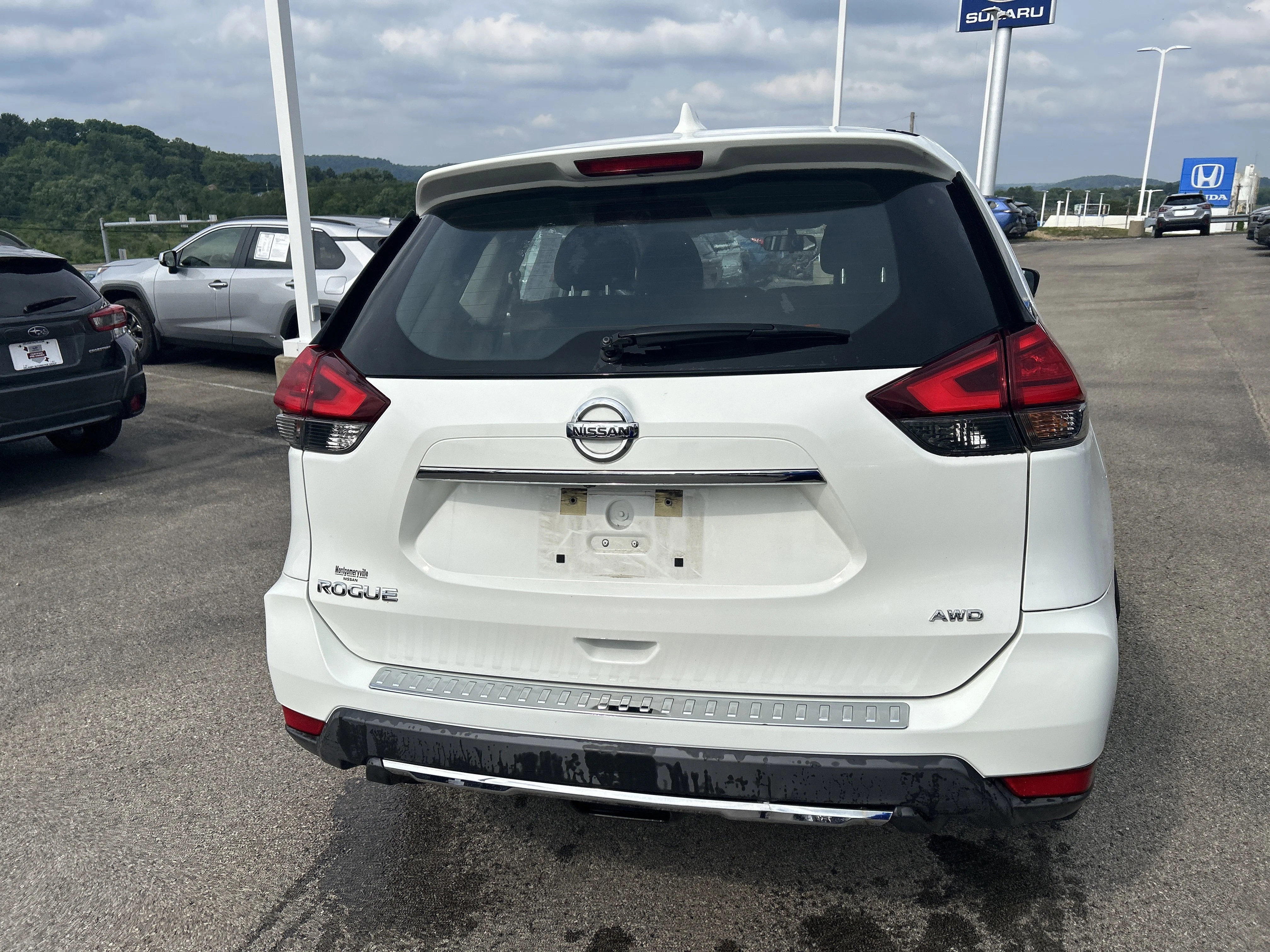 Used 2017 Glacier White Nissan S image 4