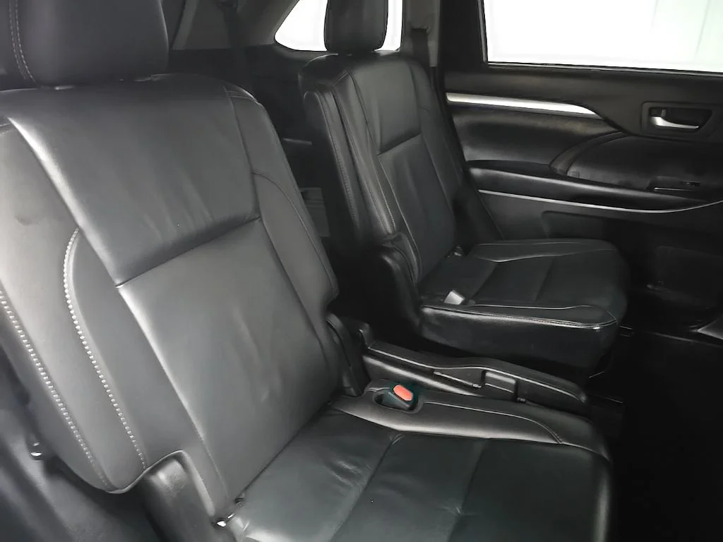 Used 2019 Silver Toyota XLE image 17