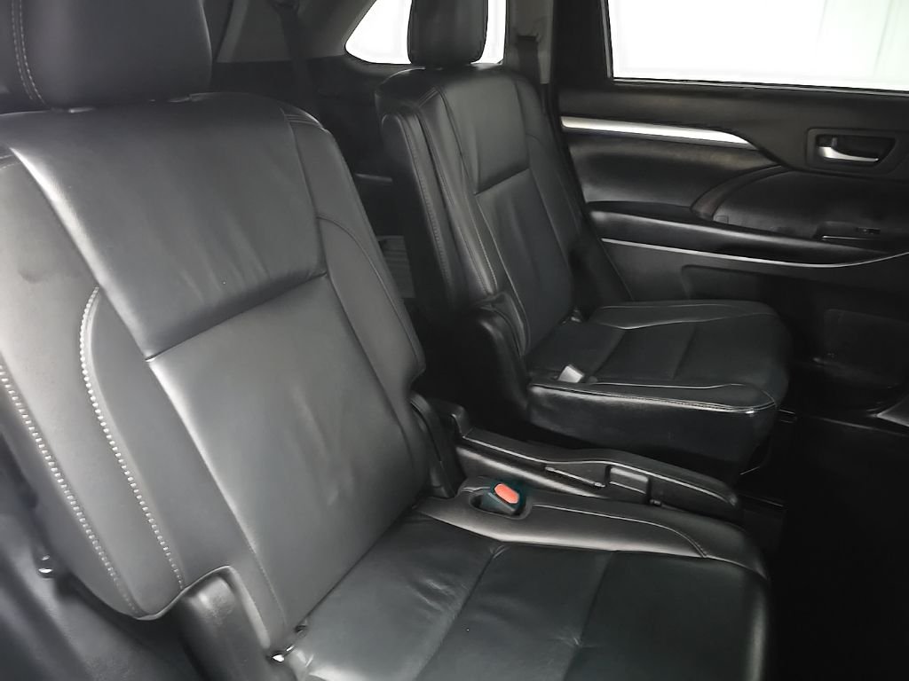 Used 2019 Silver Toyota XLE image 17