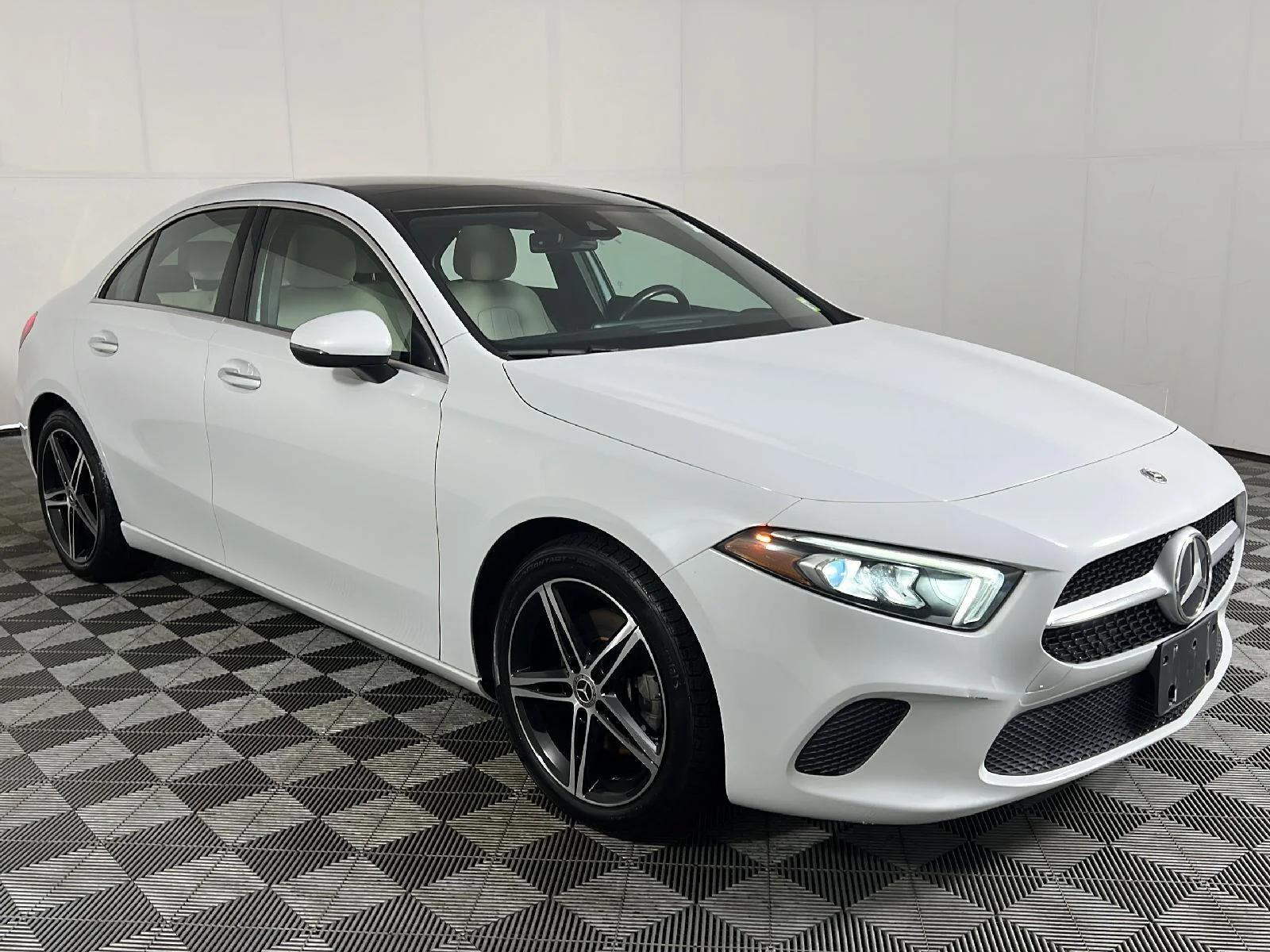 Used 2022 Digital White Metallic Mercedes-Benz A 220 image 23